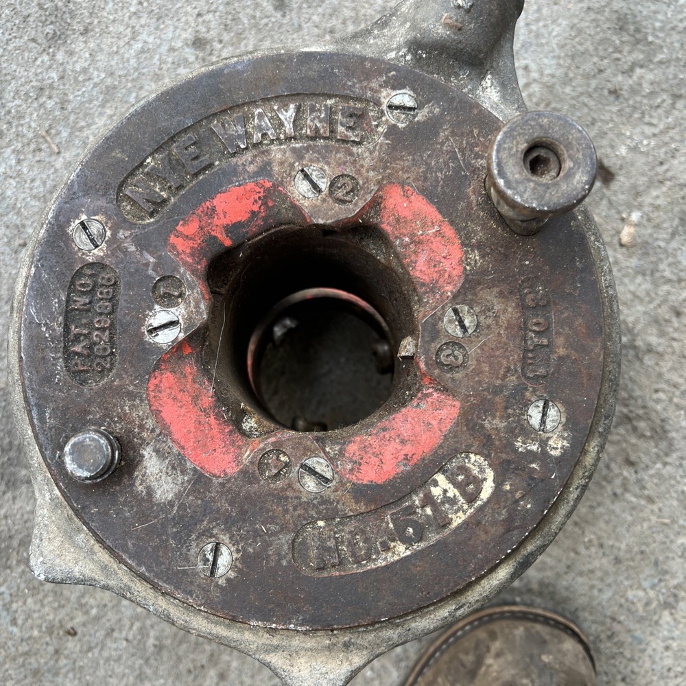 NYE WAYNE 1in to 2in Adjustable Ratcheting Pipe Threader with die
