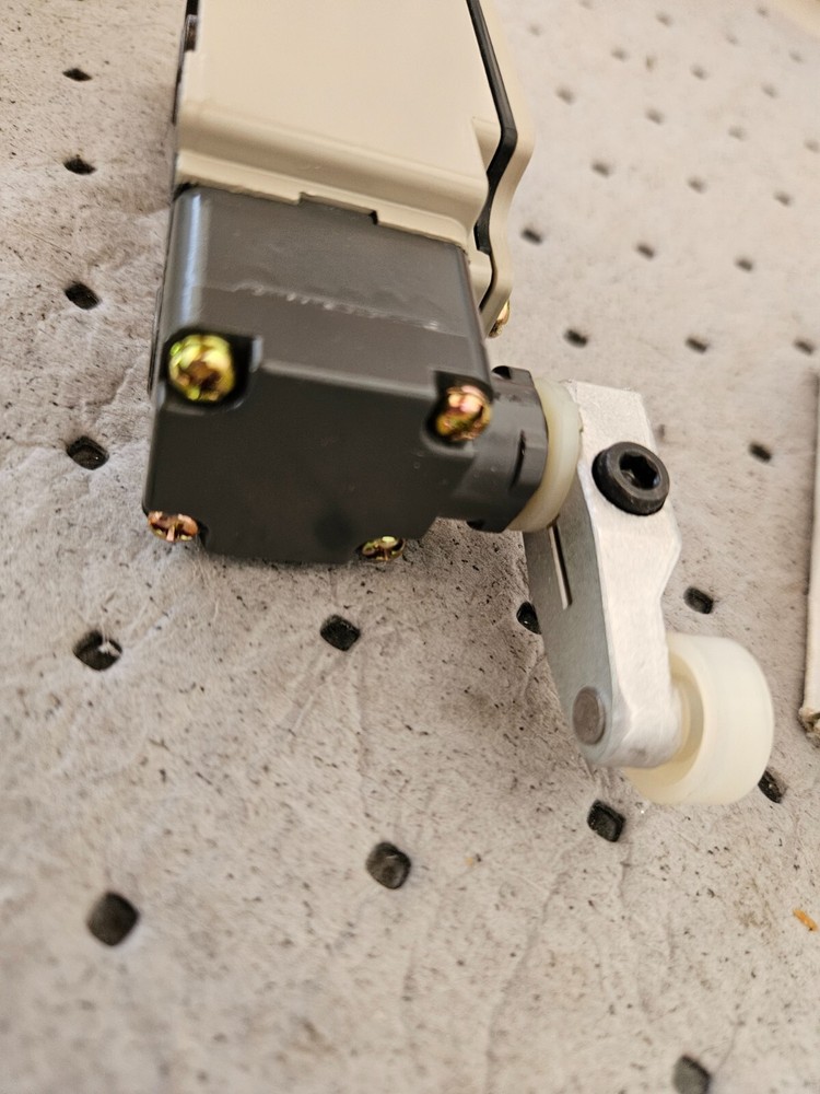MAZAK D4B-2311 (N) Limit switch