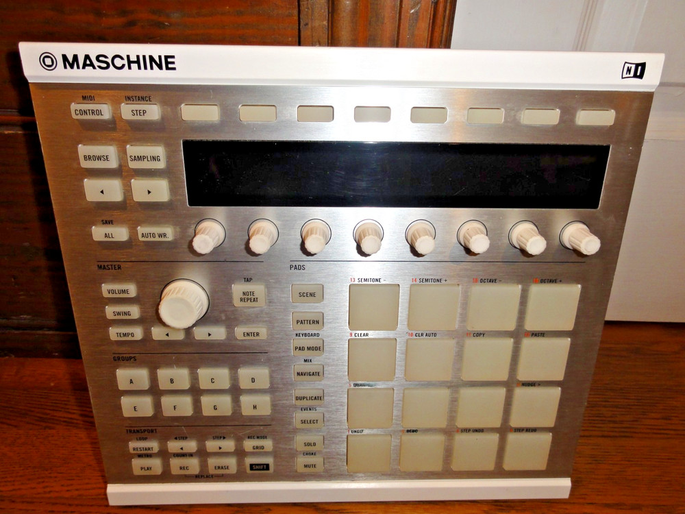 Native Instruments MASCHINE MK2 White – Powers On – No Software for Full Test