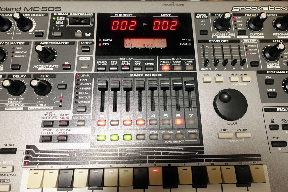 Roland MC-505 Groovebox 1998 Sequencer Sampler Used Working