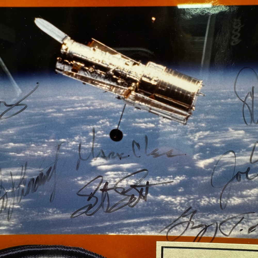 SPACE SHUTTLE DISCOVERY Flown Patch STS 82 Hubble Space Telescope NASA Signed