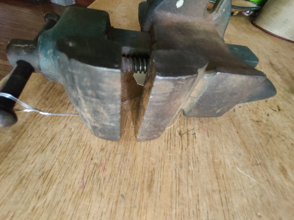TRUE VALUE 2 1/2 INCH CLAMP ON BENCH VISE