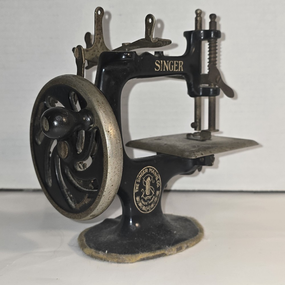 Antique!! Singer Child's Miniature Sewing Machine M 20.