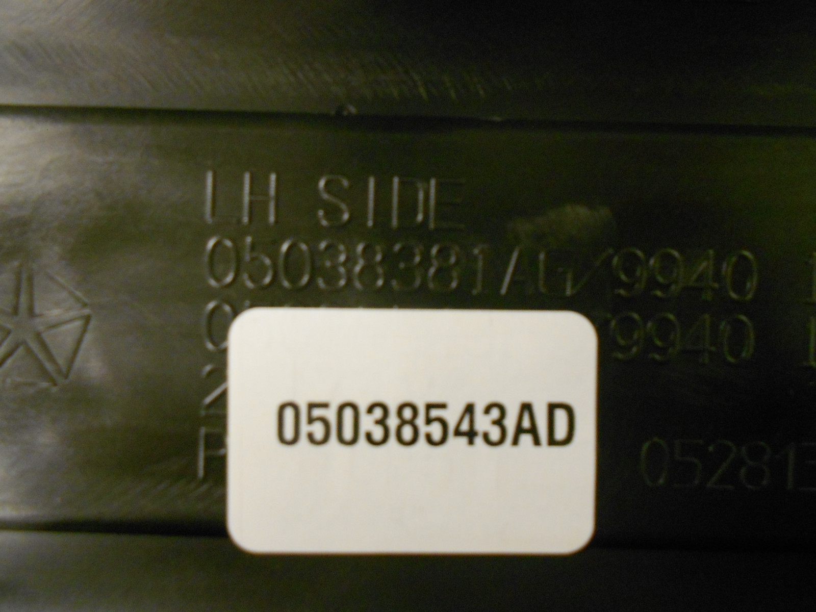 Factory OEM Genuine MOPAR SRT SRT8 R/T Engine Wiring Cover Valve 392 Set L & R