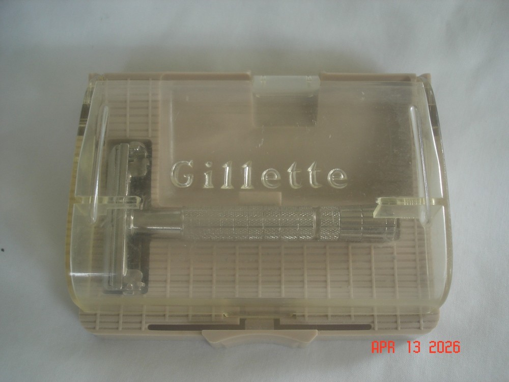 NICE! CLEAN!  BOXED 1957 GILLETTE DE SAFETY RAZOR Date Code C2 TTO FLARE TIP USA