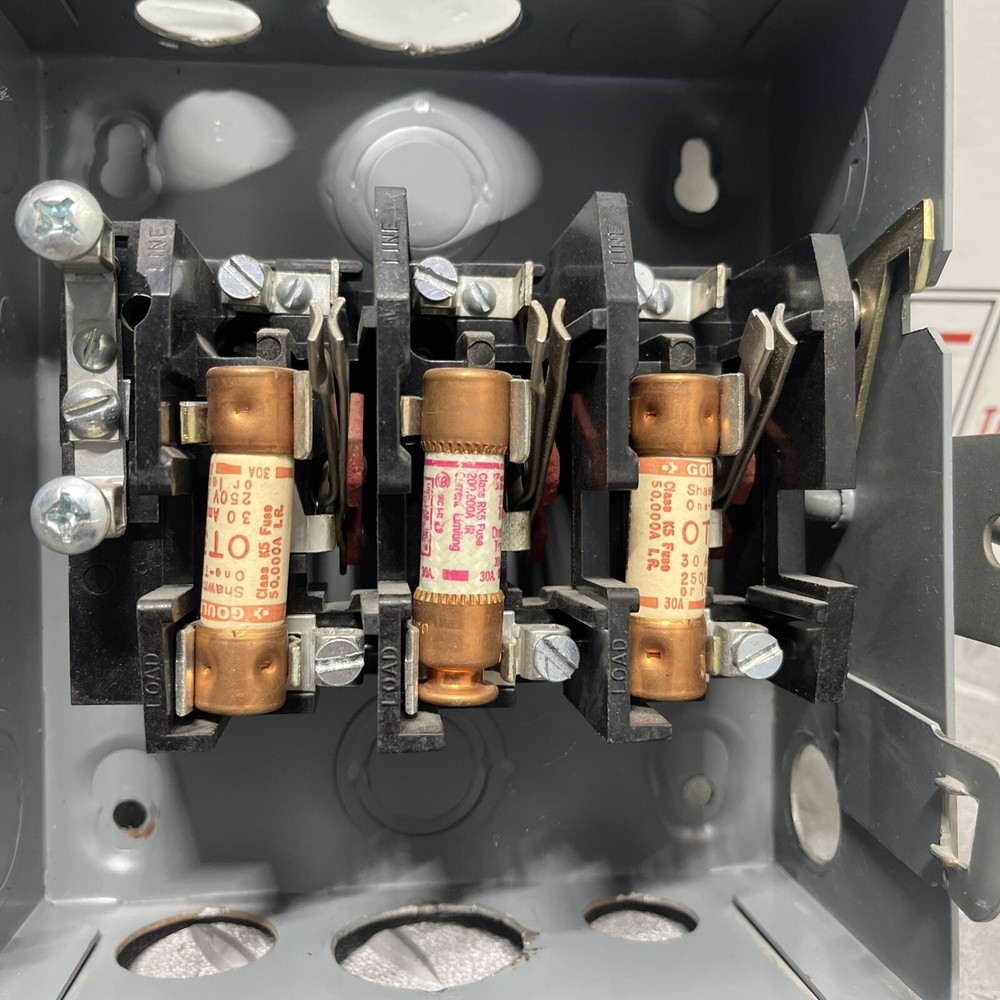 Enclosed Switch GD321SN 3-pole