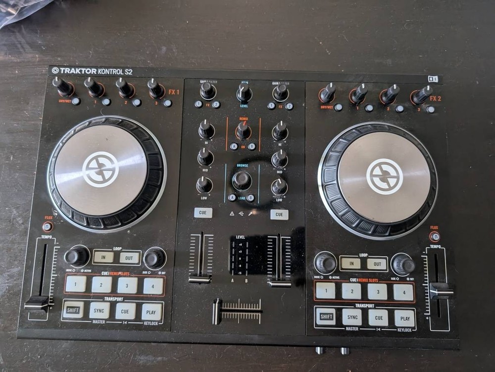 Native Instruments Traktor Kontrol S2 MKII