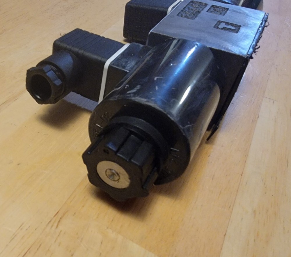 NEW Nachi SA-G01-C5-D2-E40 Directional Control Valve