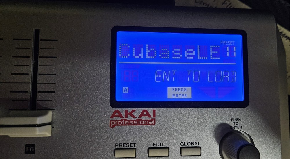 Akai Pro MPD24 USB MIDI Controller with Display - 16 Velocity Sensitive Pads