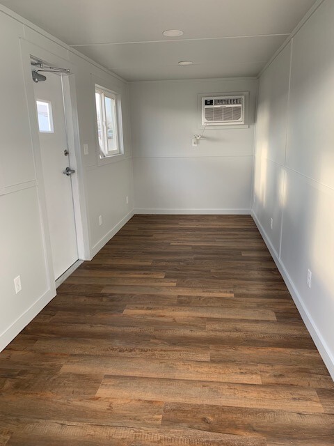 20' OFFICE SHIPPING CONTAINER