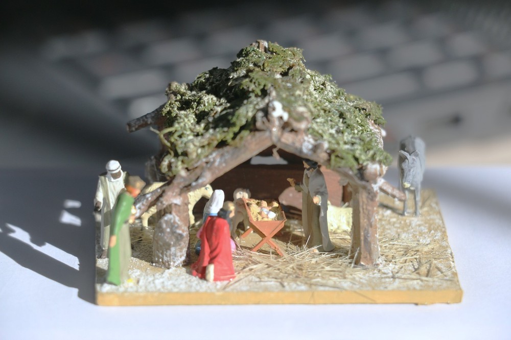 HO CHRISTMAS CRECHE WITH FIGURES. HAND MADE/PAINTED