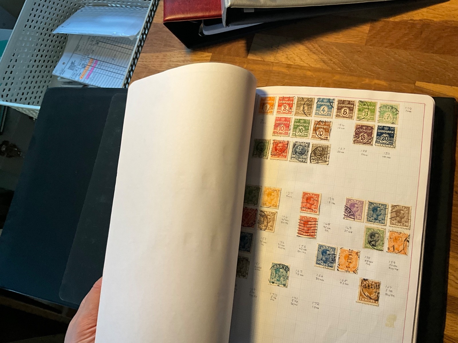 worlds stamps vintage large lot 6.1 kg 5 albums leaves cards vintage to modern