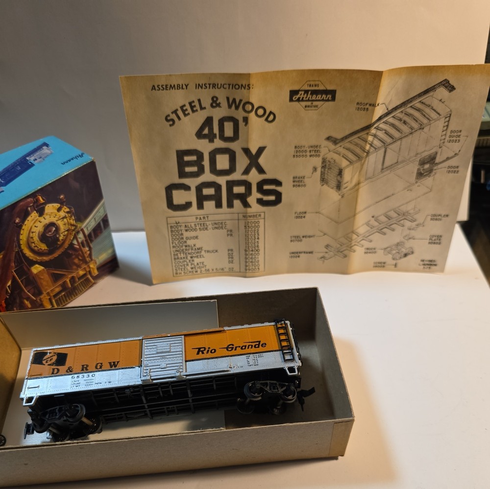 Athearn Ho - 40' cargo two door Plus 3 More