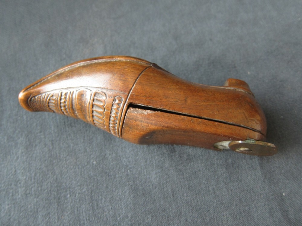 Antique 19th century treen shoe snuffbox with locking system
