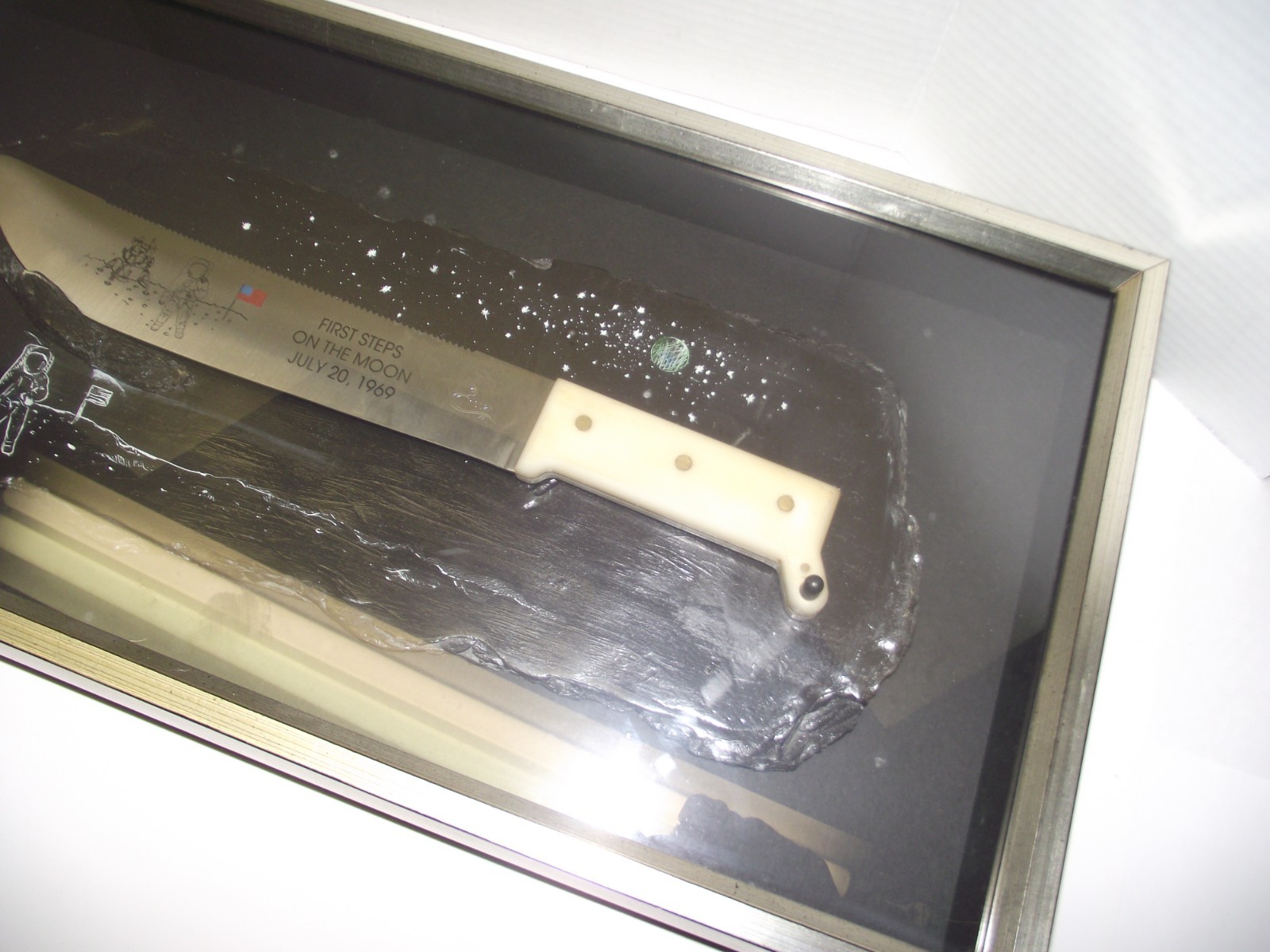 Case xx 1989 Apollo 11 Commemorative First Steps on the Moon Knife in Display