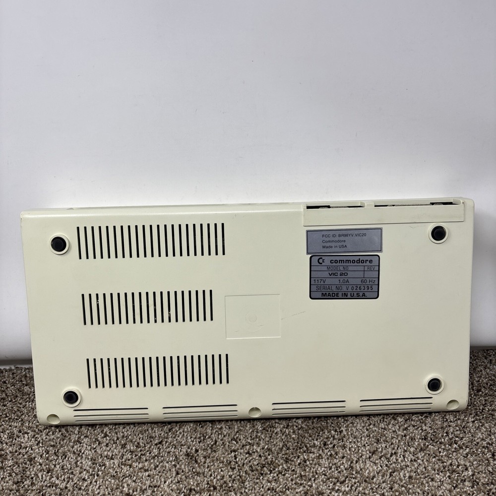 Commodore Vic-20 Computer - w/ PET Keys - Works Great Low Serial Number