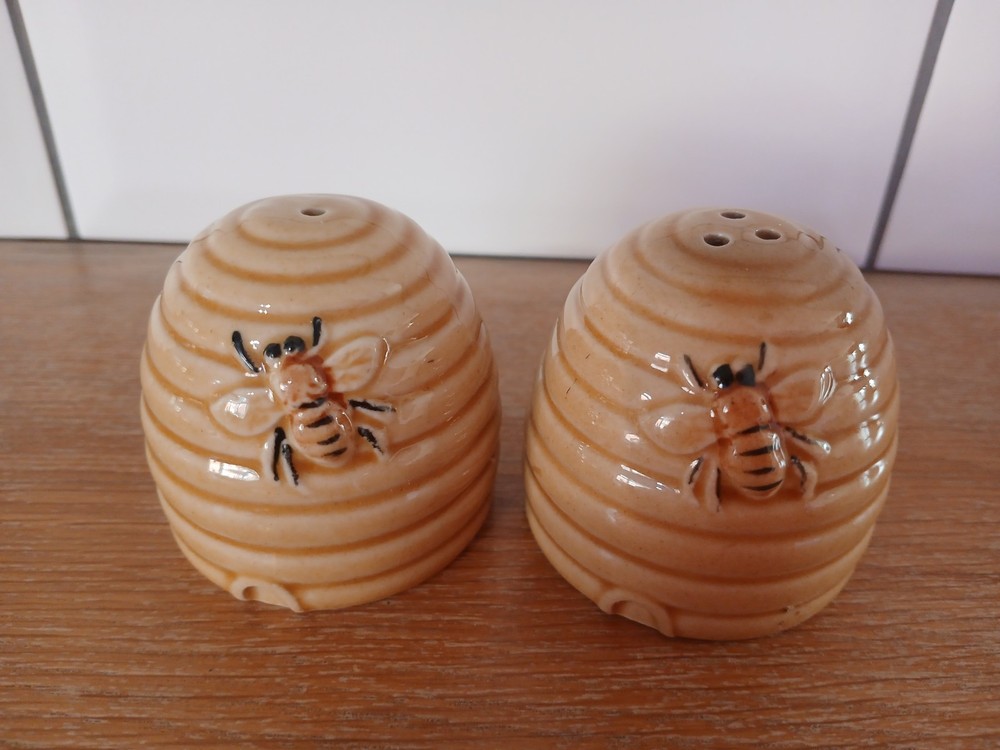 Ceramic cruet set, bee hive design, 5cm