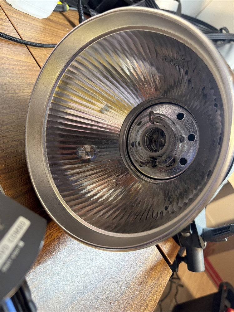 USED Impact Digital Monolight 400W/s 120VAC Missing Bulb Screen Issue READ