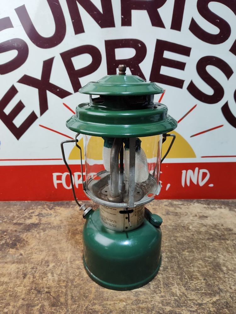 COLEMAN LANTERN MODEL 220J Double Mantle Dated 11/76 Globe Tested Works Great