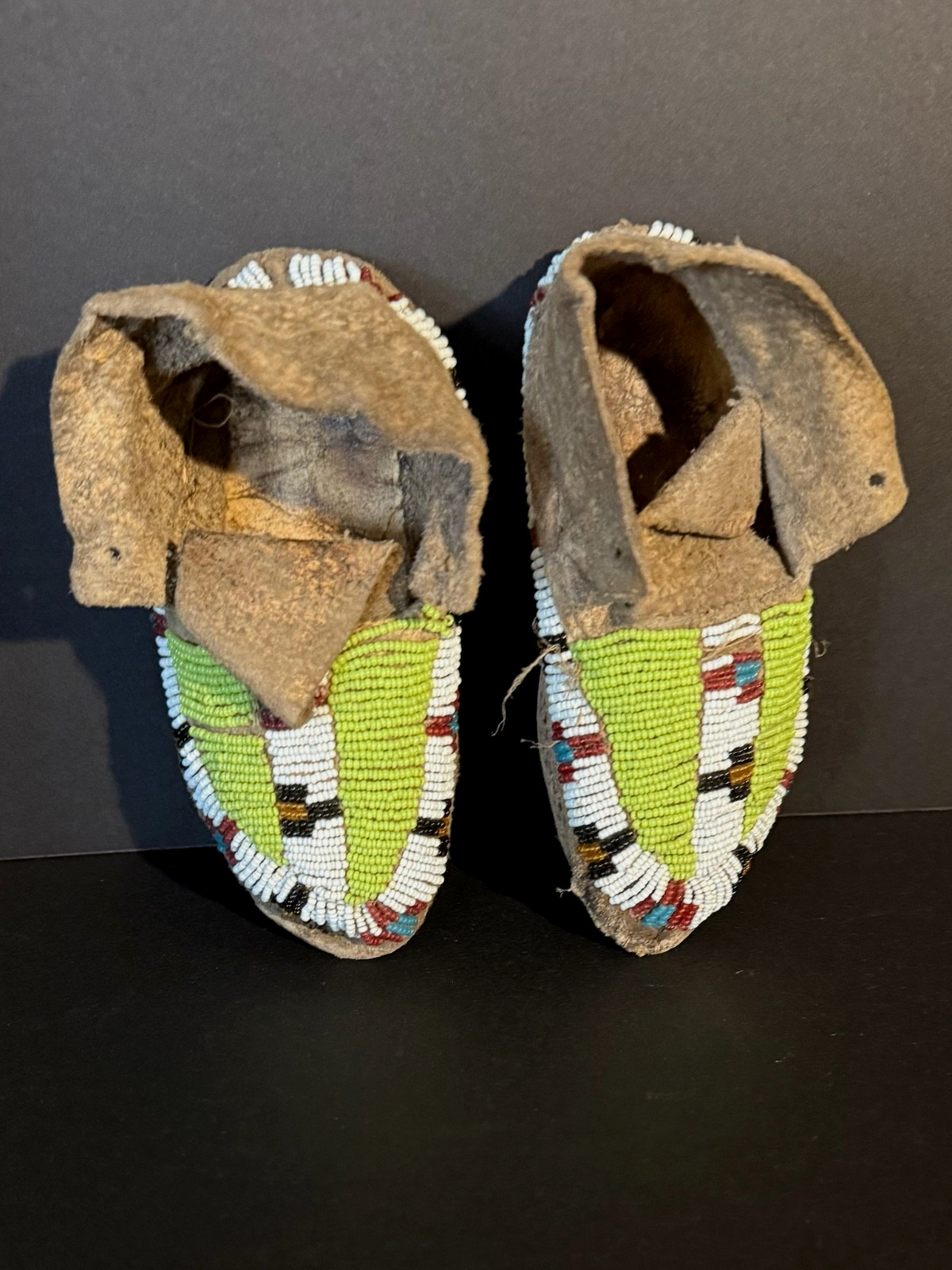 HISTORIC SIOUX PLAINS CHILD’S MOCCASINS,SINEW SEWN BEADED HIDE,C1900,EXCELLENT!