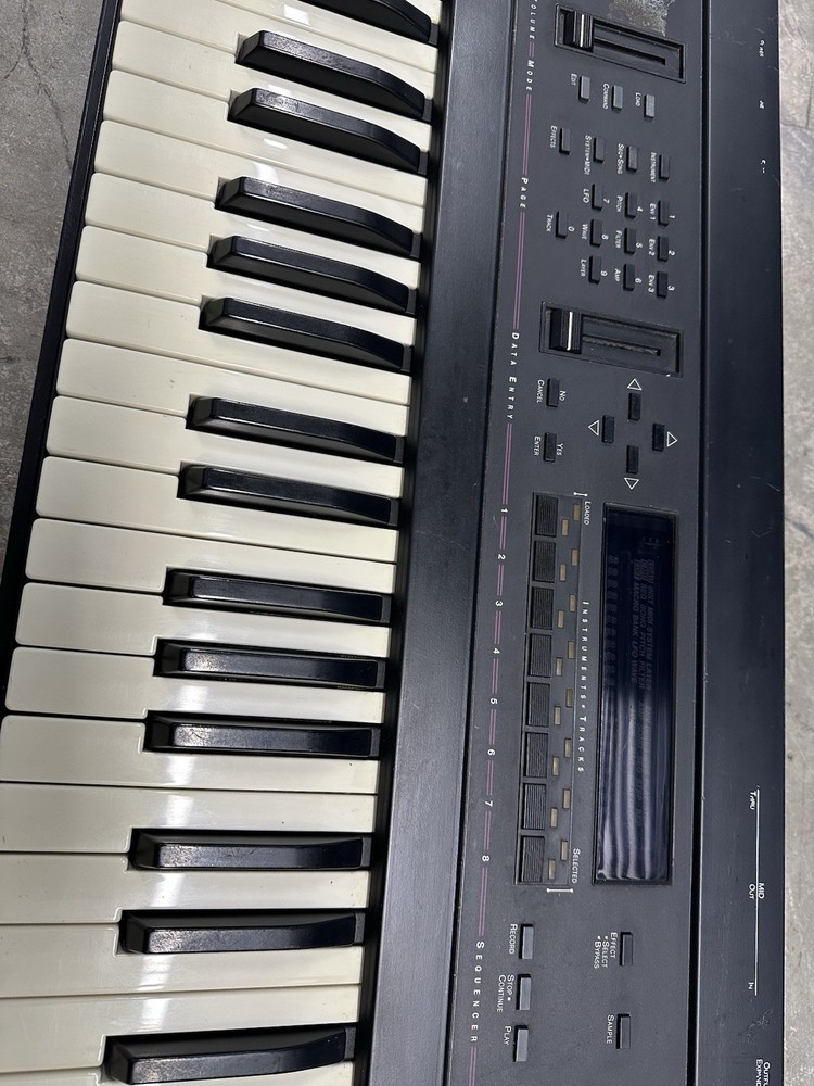 Ensoniq EPS-16 PLUS Sampling Keyboard 16 Bit Sampling 24 Bit Effects Black