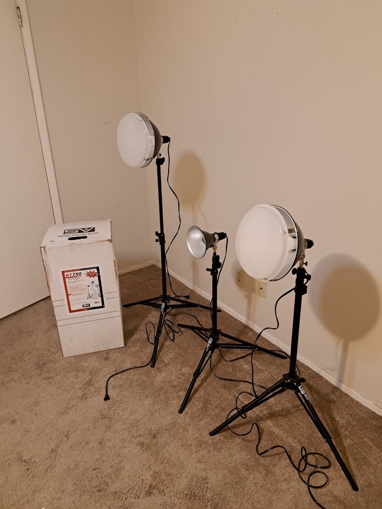 Smith Vector KT750 Photo Lighting Kit w/Reflectors, Diffusers, Stands - No Bulbs