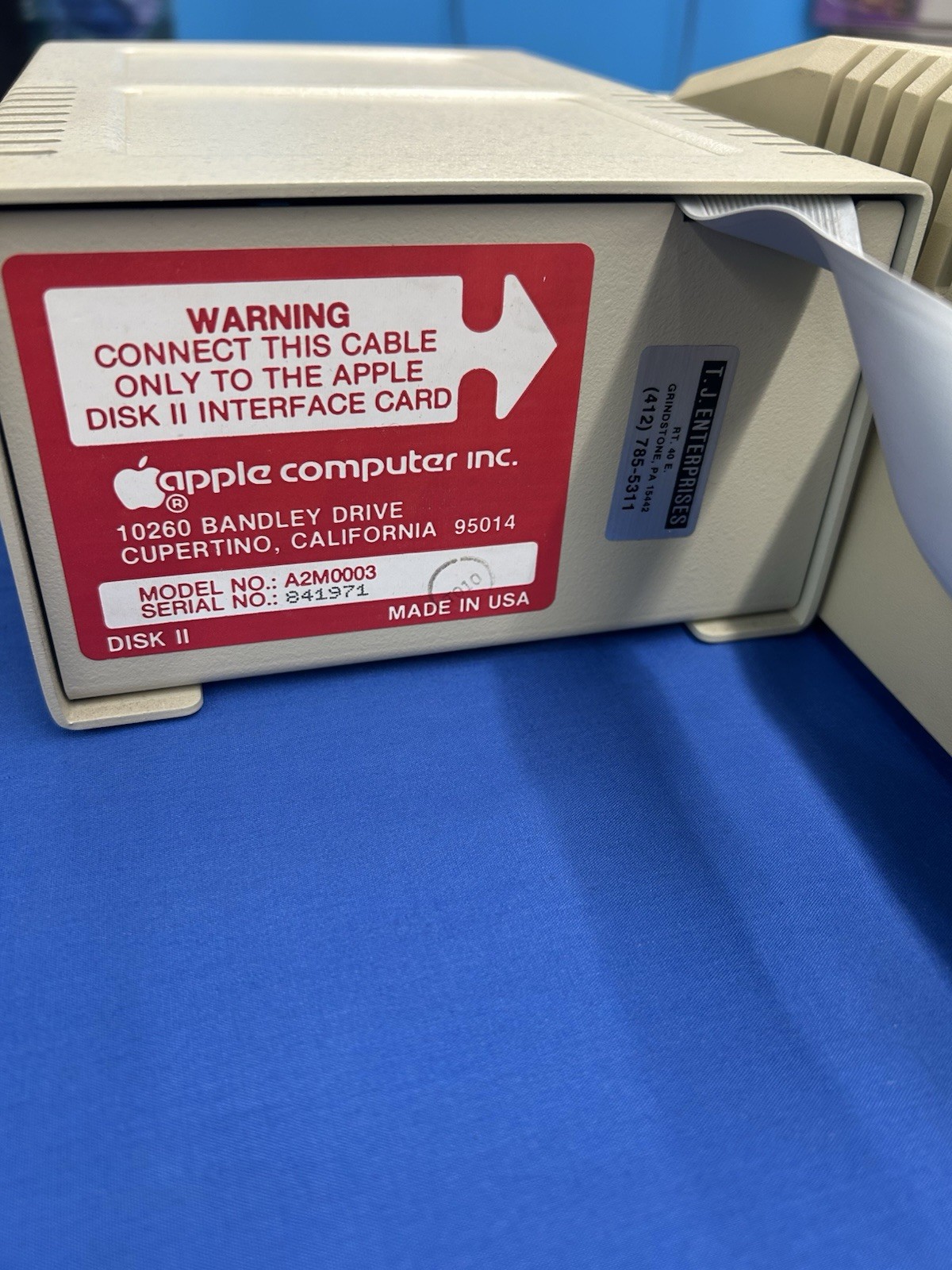 Vintage Apple IIe Computer A2S2064 With Disk ii Turns On Untested