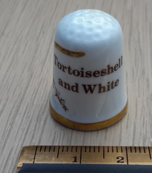 THIMBLE BY CAVERSWALL TORTOISESHELL AND WHITE CAT SEWING COLLECTABLE