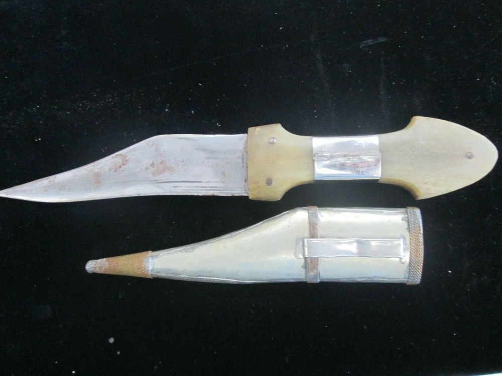 Vintage Middle Eastern Style knife Sharp Blade Blade Decorative Ornate Sheath
