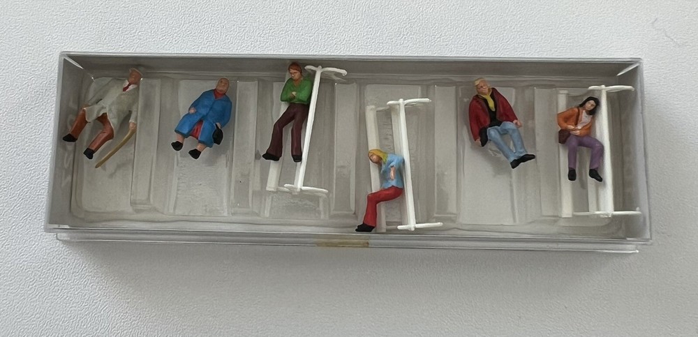 PREISER HO Scale Couples On Benches Figures #10027, NIB