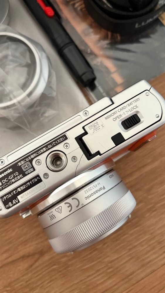 Panasonic LUMIX DC-GF10W Full Kit