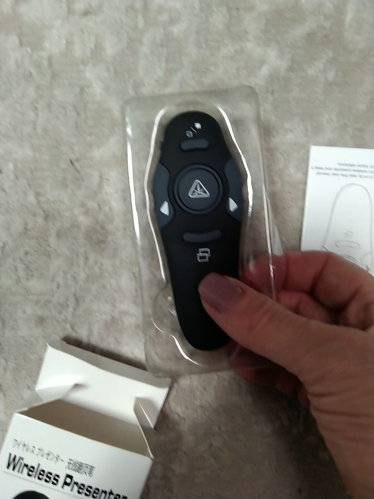 Wireless Presenter Model D100, 2.4 GHz With Laser Pointer 39’ FT Range