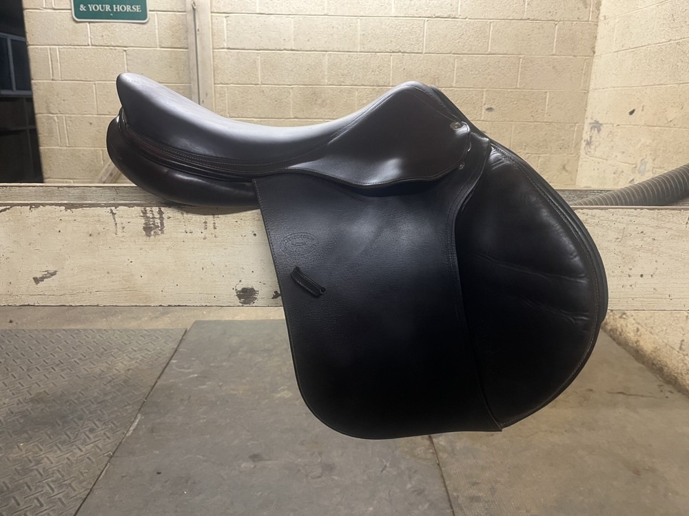17.5” Devoucoux Biarritz 2A English Jumping Saddle