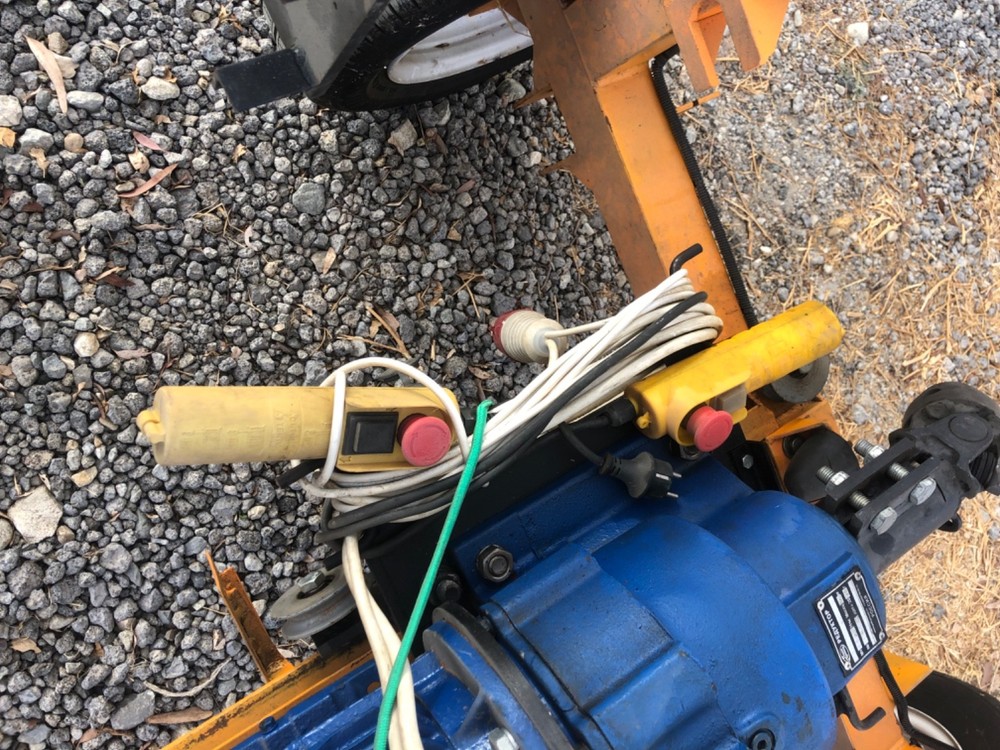 Auger drilling machine built on trailer