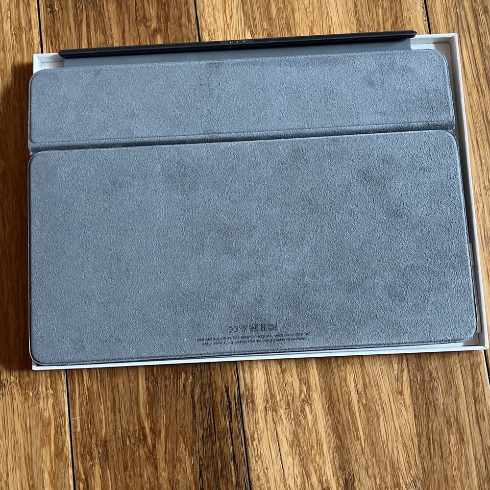 APPLE Smart Keyboard PRE-OWNED NICE!!!