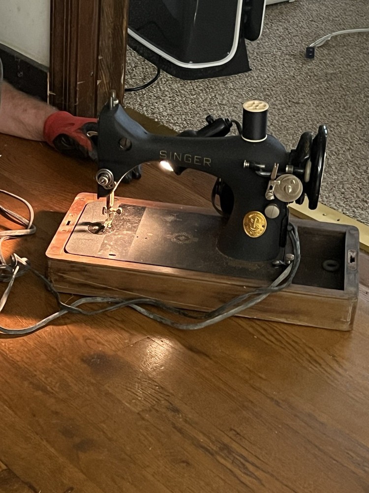 Singer Heritage Electronic Sewing Machine, likely the 8768 model