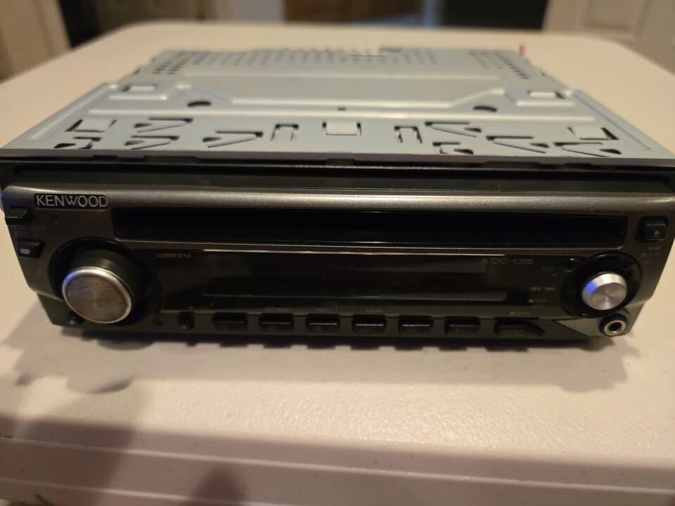 Kenwood KDC-135 head unit with removable faceplate