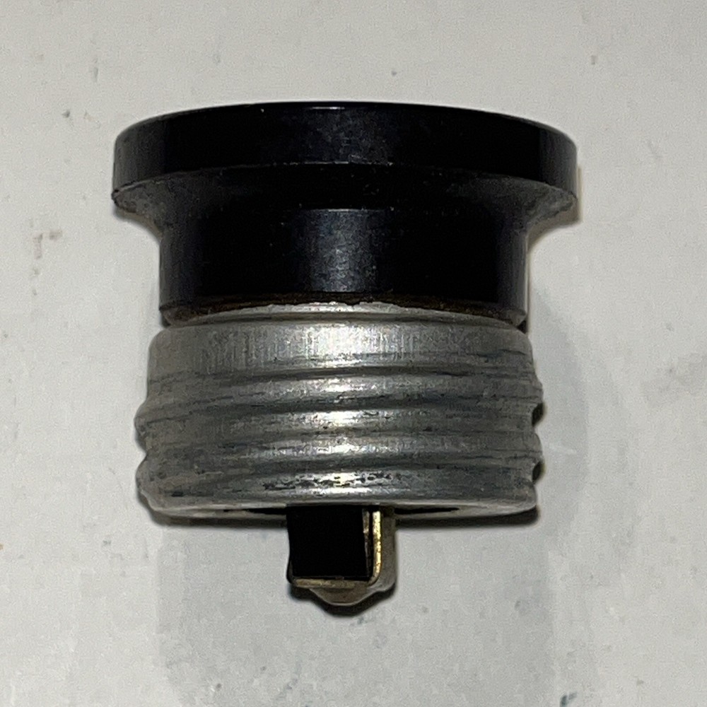 GE Light Bulb Adapter 125v Socket to Outlet 660w
