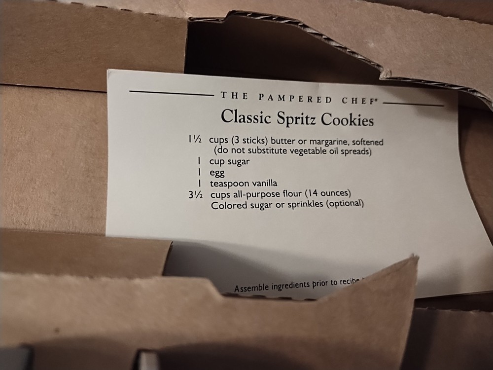 The Pampered Chef 1525 Cookie Press with 16 Discs - White