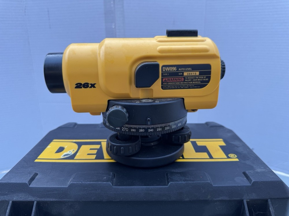 Dewalt DW096 Automatic Level, 26x Magnification, Type 1, w/original Storage Case