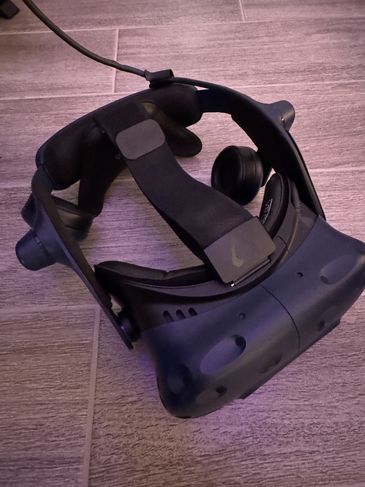 HTC Vive Pro Virtual Reality Gaming System complete set