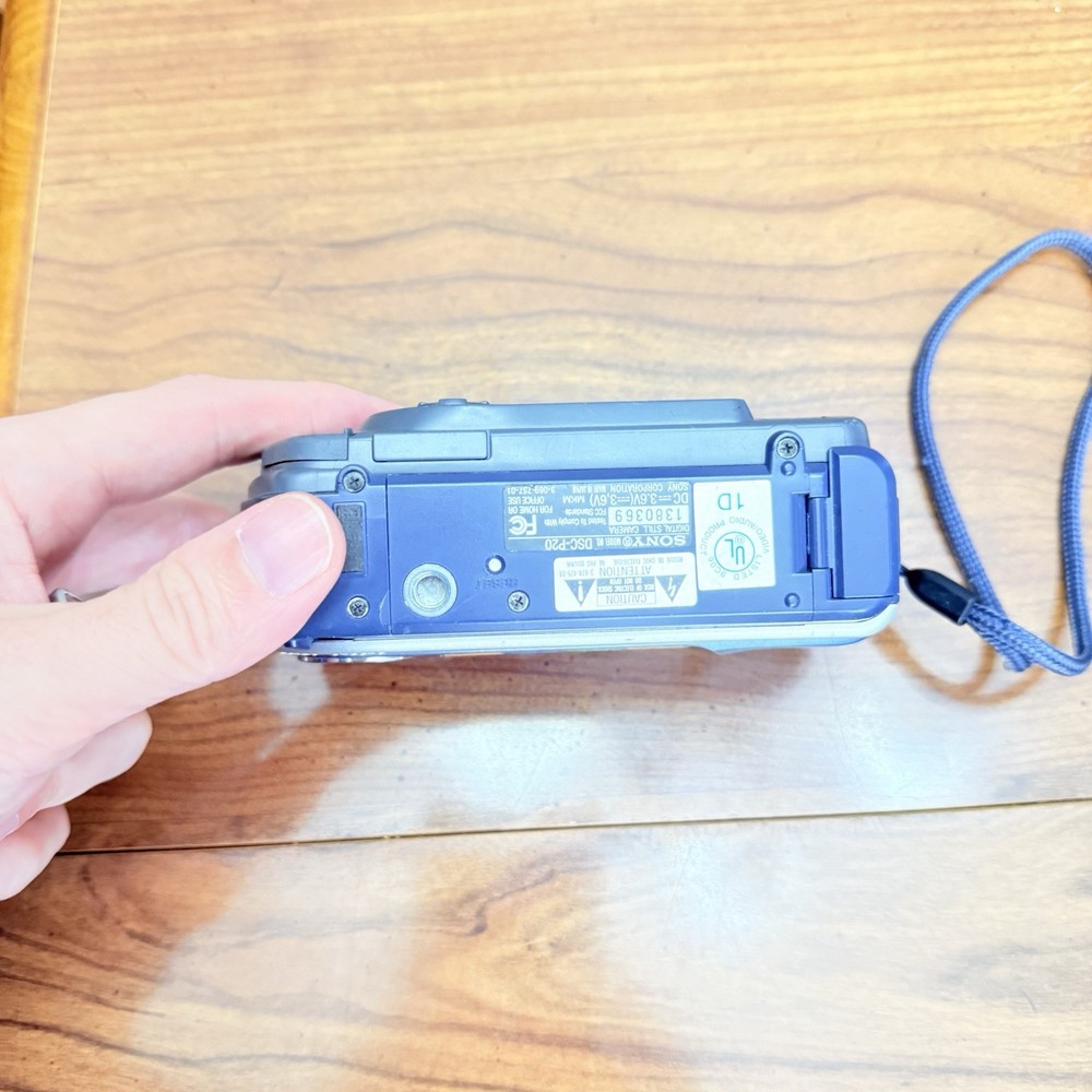 SONY Cyber-shot DSC-P20 1.3MP Compact Camera Blue/Silver - Tested and Working