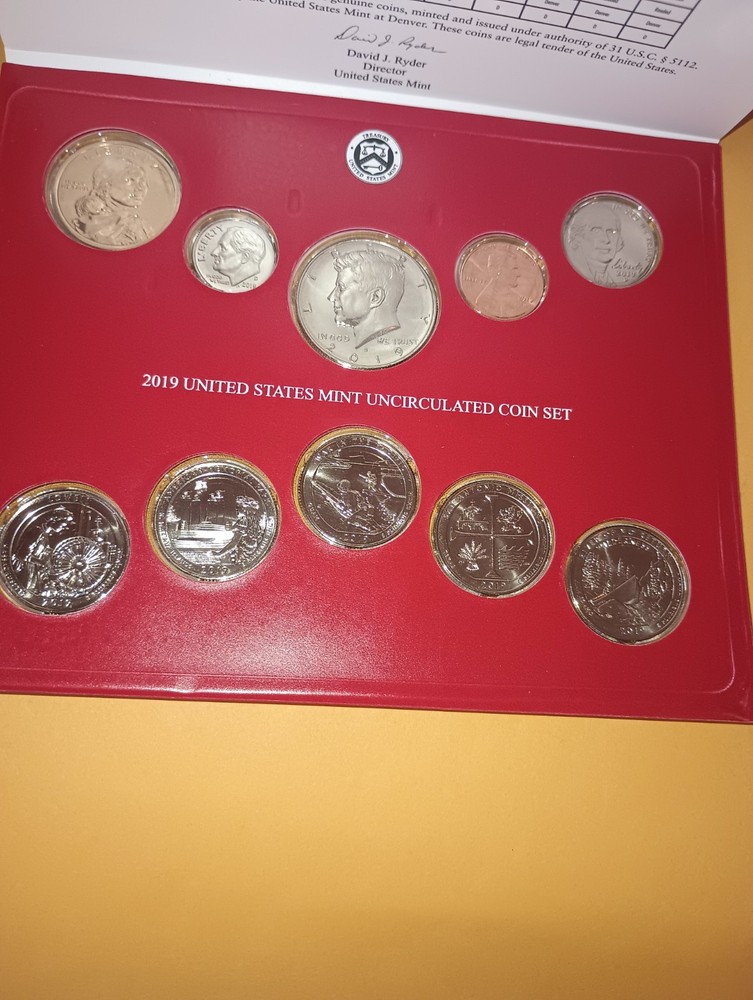 2019 US MINT SET P / D NICE LOOK !