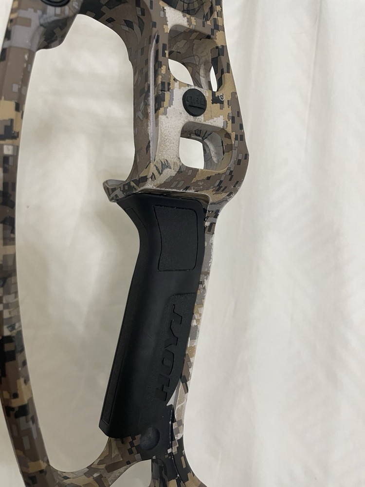 Hoyt VTM 31 RH 80lb – NEW Strings - Bare Bow
