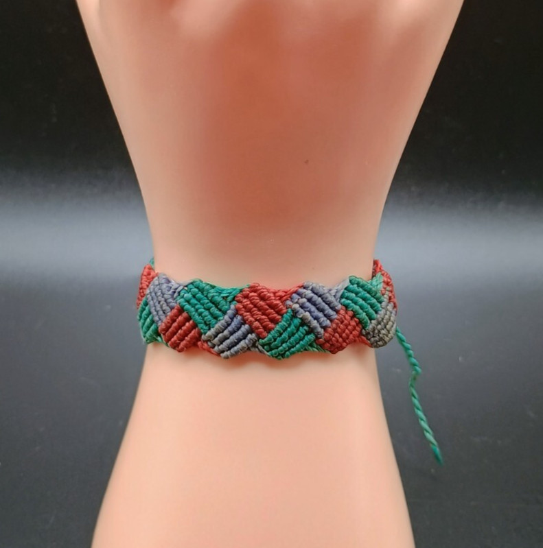 Unisex Macramé Thread Bracelet, Andean Craftsmanship from Cusco