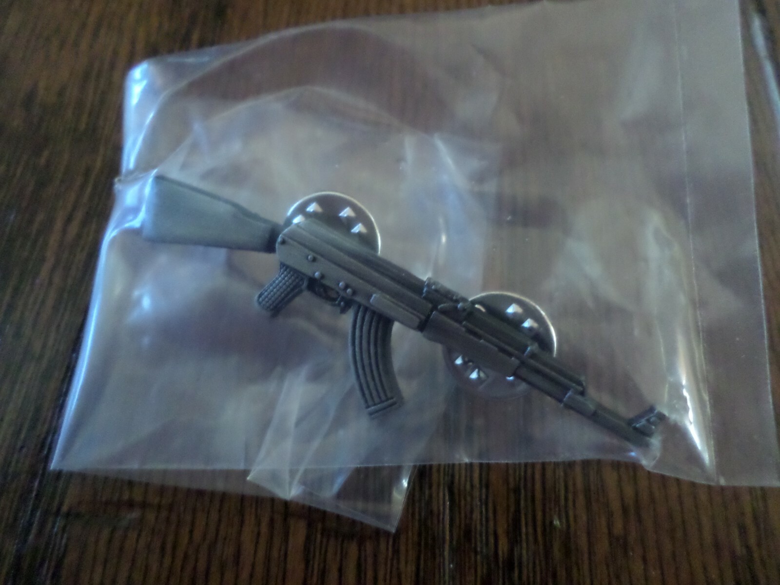 MILITARY AK-47 RIFLE HAT LAPEL PIN DOUBLE CLUTCH BACK GOOD QUALITY