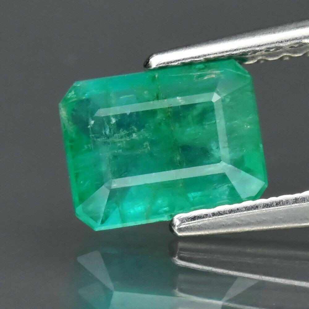 Natural Untreated EMERALD - *Certified by GLC* - 0.93 Ct (SI1) Octagon Green