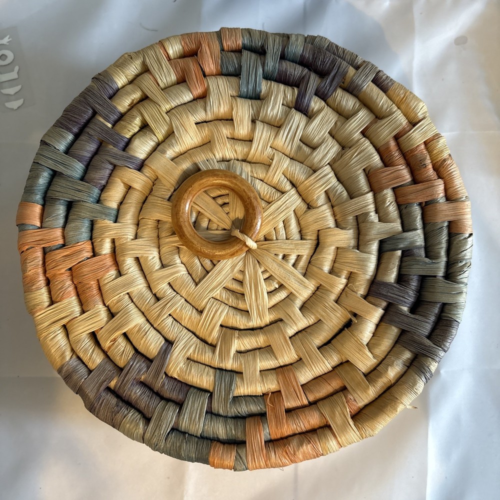 Round palm leaf basket with cover
