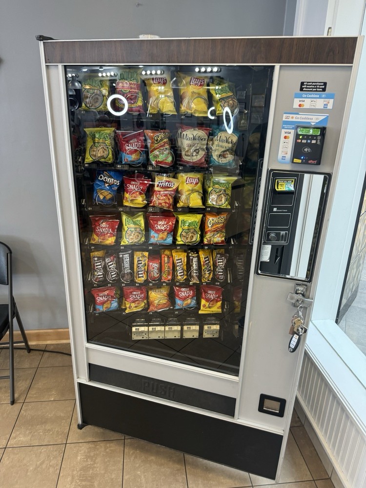 AP 113 Used SNACK VENDING MACHINE @Location AP w/computer Cc Reader