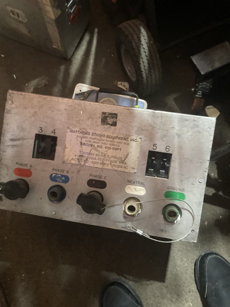 Mathews 600 Amp Flow Thru Distribution Box Can locks